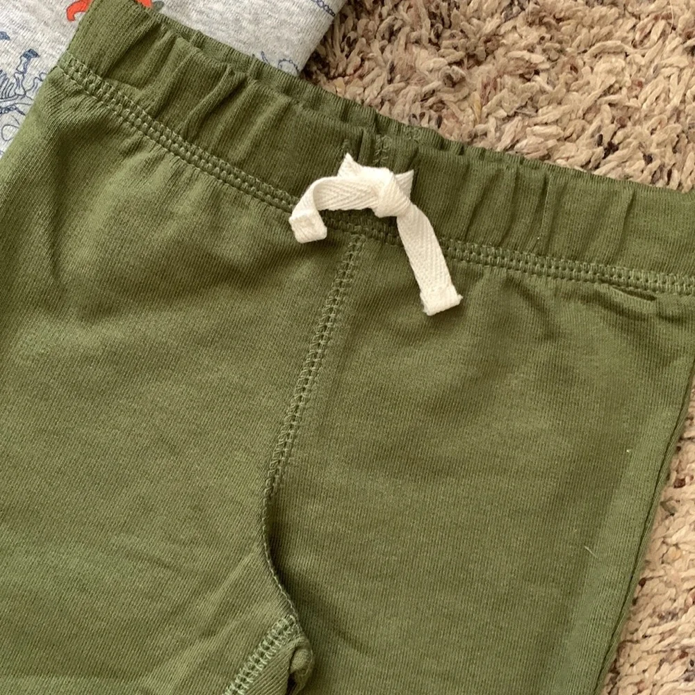 Carter’s 2-Piece Dinosaur Outfit